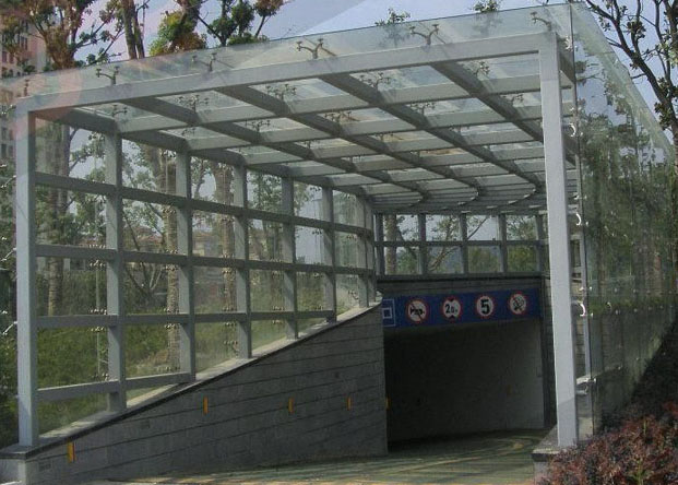 地下车库入口钢结构玻璃雨棚